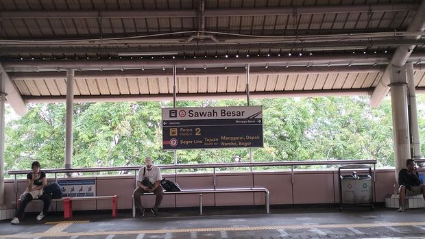 warna warni stasiun manggarai-kota