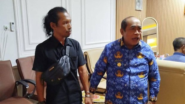 Wali Kota Gorontalo Adhan Dambea dan anggota GRIB Jaya Roni berdamai setelah cekcok di proyek kampung nelayan.