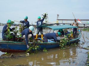Peringati World Cleanup Day, Pusri Bersih-bersih Sungai Musi dan Dermaga