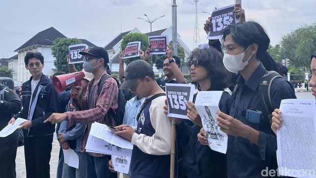 Aksi massa Jogja memanggil di kawasan Titik Nol, Kota Jogja, Kamis (2/10/2025).