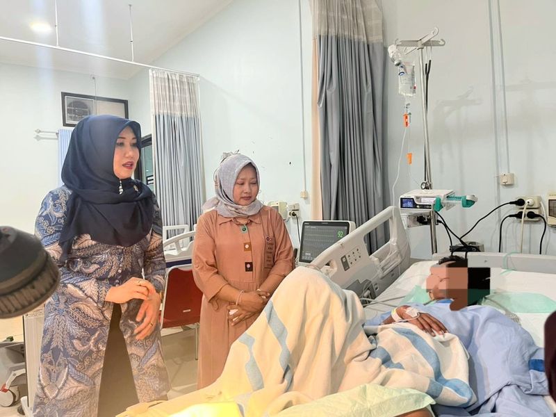 Senator DPD RI asal Jatim Lia Istifhama didampingi Dwi Ajeng saat menjenguk Haikal di RSUD Sidoarjo