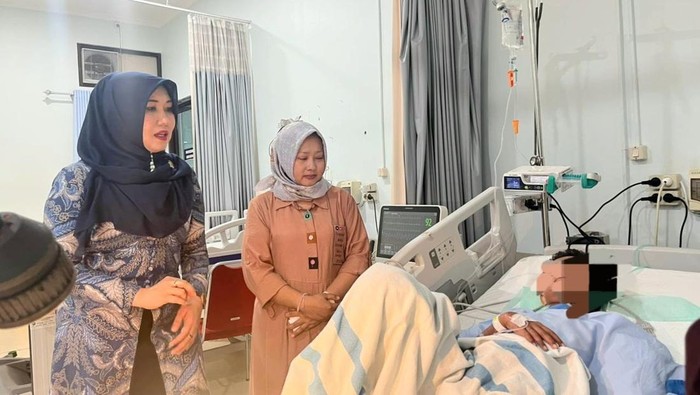 Senator DPD RI asal Jatim Lia Istifhama didampingi Dwi Ajeng saat menjenguk Haikal di RSUD Sidoarjo