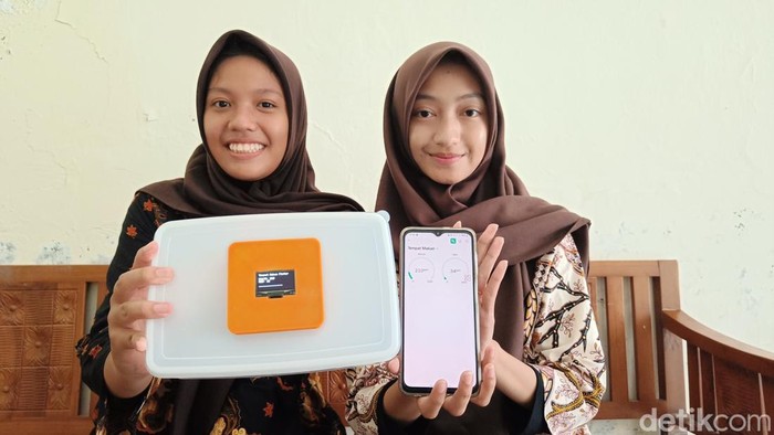Alat pendeteksi makanan basi yang diberi nama Ompreng hasil karya inovatif dua siswi SMA N 2 Cilacap untuk mendeteksi menu MBG, Kamis (2/10/2025).