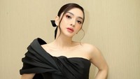 Angel Karamoy membalas Gusti Ega dengan memberi emoji wajah penuh cinta. (Foto: dok Instagram realangelkaramoy)