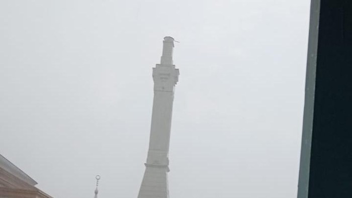 Penampakan kubah Masjid Agung Baiturrahmah Sukoharjo yang jatuh usai diterpa angin kencang, Kamis (2/10/2025).
