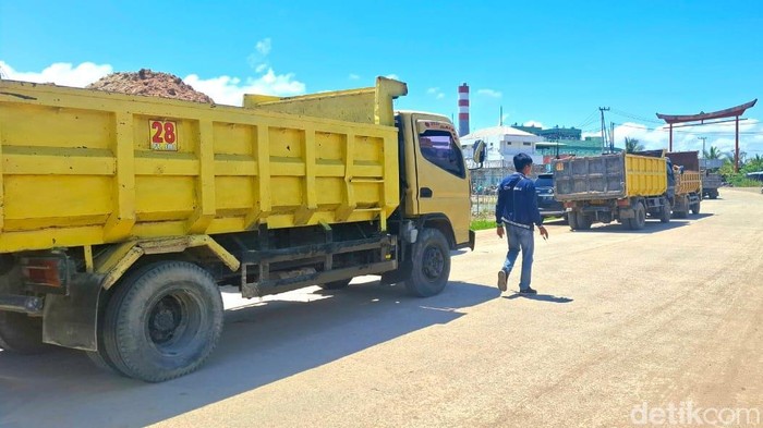 Antrean truk di pintu masuk akses pembuangan limbah PT PRI Tarakan.