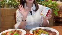 Selain itu, Asty juga mencampurkan tomat cherry menjadi kondimen pada hidangab steak dan kentang goreng di restoran. Foto: Instagram/@asty_ananta
