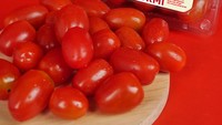 Kini, tomat cherry dengan merek Asty Farm sudah tersedia di berbagai supermarket premium. Harganya berkisar antara Rp 85.000-Rp 125.000 per 250 gram. Foto: Instagram/@asty_ananta