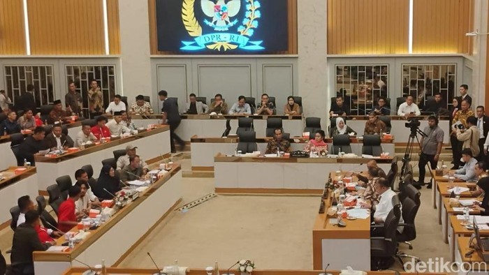 Pimpinan DPR menerima audiensi Serikat Rakyat Miskin Indonesia (SRMI), Kamis (2/10/2025).