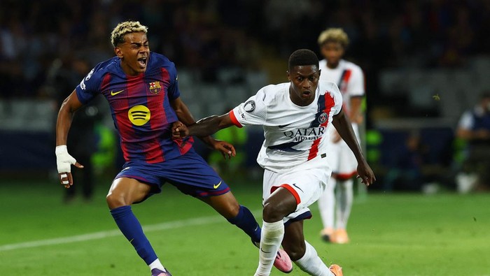 Soccer Football - UEFA Champions League - FC Barcelona v Paris St Germain - Estadi Olimpic Lluis Companys, Barcelona, Spain - October 1, 2025 FC Barcelonas Lamine Yamal reacts as he is fouled by Paris St Germains Nuno Mendes REUTERS/Albert Gea