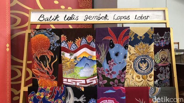 Beberapa motif batik karya narapidana di Lapas Kelas II A Lombok Barat, NTB, Kamis (2/10/2025). (Foto: M Zahiruddin/detikBali)