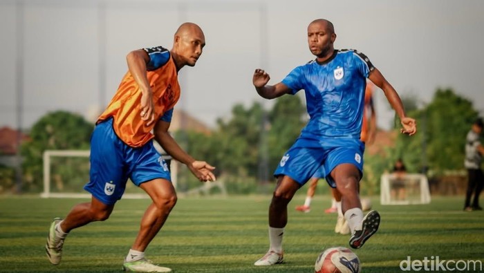 Bek PSIS, Dandi Maulana (rompi) saat berduel dengan Luan Dias dalam sesi latihan.