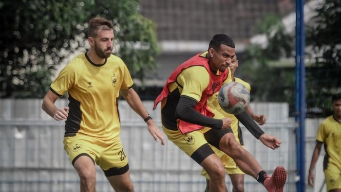 Marko Ivanovic (kiri) dalam sesi latihan PSIS.