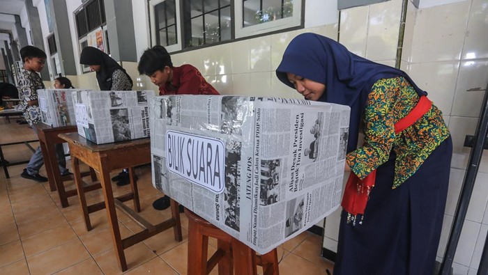 Seorang siswa memperlihatkan surat suara usai dicoblos dalam kegiatan pemilihan ketua OSIS dengan sistem Pemilihan Umum (Pemilu) di SMP Negeri 9 Kota Semarang, Jawa Tengah, Kamis (2/10/2025). Kegiatan yang diikuti siswa di lingkungan SMP tersebut diselenggarakan pihak sekolah sebagai upaya sarana edukasi mengenalkan kepada para pelajar tentang proses berdemokrasi serta mengenalkan pelaksanaan tahapan Pemilu. ANTARA FOTO/Makna Zaezar