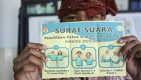 Ratusan siswa mengikuti pemilihan ketua OSIS dengan sistem layaknya Pemilihan Umum (Pemilu), lengkap dengan bilik suara, surat suara, hingga tinta pada jari setelah mencoblos. ANTARA FOTO/Makna Zaezar