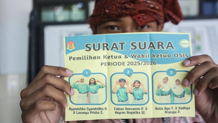 Belajar Demokrasi, Siswa SMP di Semarang Gelar Pemilihan Ketua OSIS ala Pemilu Seorang siswa memperlihatkan surat suara usai dicoblos dalam kegiatan pemilihan ketua OSIS dengan sistem Pemilihan Umum (Pemilu) di SMP Negeri 9 Kota Semarang, Jawa Tengah, Kamis (2/10/2025). Kegiatan yang diikuti siswa di lingkungan SMP tersebut diselenggarakan pihak sekolah sebagai upaya sarana edukasi mengenalkan kepada para pelajar tentang proses berdemokrasi serta mengenalkan pelaksanaan tahapan Pemilu. ANTARA FOTO/Makna Zaezar