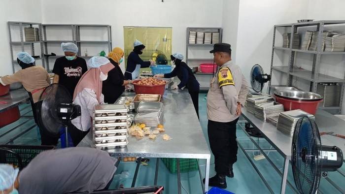 Bhabinkamtibmas Polsek Karanggede, Bripka Agung Riyadi, saat memantau dapur MBG di Desa Karangkepoh, Kecamatan Karanggede, Boyolali, Kamis (2/10/2025).