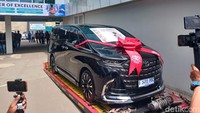 Billy Syahputra memberikan mobil mewah untuk istrinya, Vika Kolesnaya dan anak pertamanya. Foto: Febri/detikhot