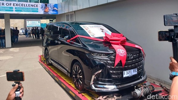 Mobil Mewah dari Billy Syahputra untuk Vika Kolesnaya dan Anak Pertama