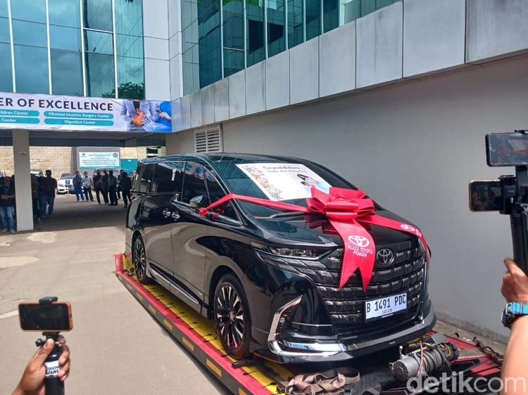 Mobil Mewah dari Billy Syahputra untuk Vika Kolesnaya dan Anak Pertama
