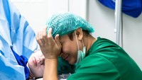 Billy Syahputra mengucapkan terima kasih kepada Vika Kolesnaya karena, sudah melahirkan anak pertamanya. Foto: dok instagram Billy Syahputra dan Vika Kolesnaya