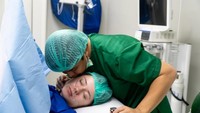 Perasaan campur aduk dirasakan Billy Syahputra saat mendampingi istrinya, Vika Kolesnaya, melahirkan anak pertama. Foto: dok instagram Billy Syahputra dan Vika Kolesnaya