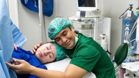 Vika Kolesnaya melahirkan tanpa didampingi keluarga dari Belarus. Tapi keluarga Billy memberikan dukungan penuh. Foto: dok instagram Billy Syahputra dan Vika Kolesnaya