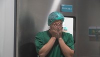 Jantung berdebar,badan lemas dan hati merasa sakit melihat istri tersayang memperjuangkan anak aku dengan penuh ketakutan serta tangisan yang sangat amat histeris di ruang operasi, tulis Billy Syahputra dalam Instagram miliknya dilihat detikcom, Kamis (2/10/2025). Foto: dok instagram Billy Syahputra dan Vika Kolesnaya