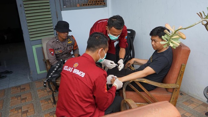 Brimob Polda Jatim beri layanan kesehatan gratis di Ponpes Sidoarjo