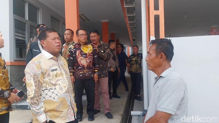Bupati Eman saat sidak ke proyek sekolah rakyat di Majalengka