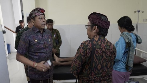 Bupati Karangasem I Gusti Putu Parwata saat mendatangi Puskesmas Bebandem, Kamis (2/10/2025). (Foto: Dok. Prokopim Karangasem)