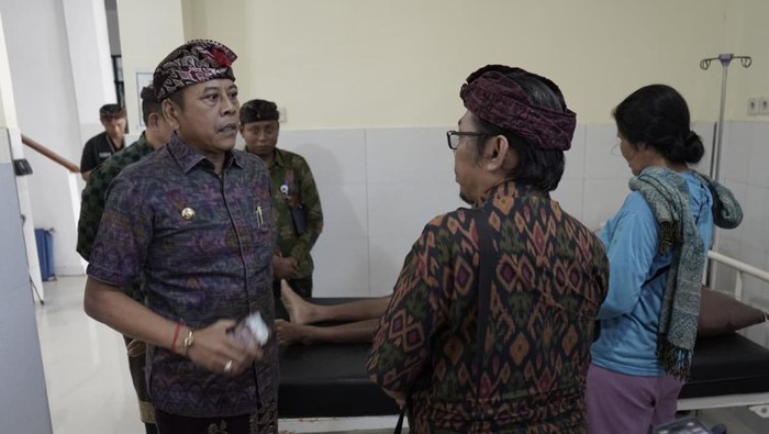 Bupati Karangasem I Gusti Putu Parwata saat mendatangi Puskesmas Bebandem, Kamis (2/10/2025). (Foto: Dok. Prokopim Karangasem)
