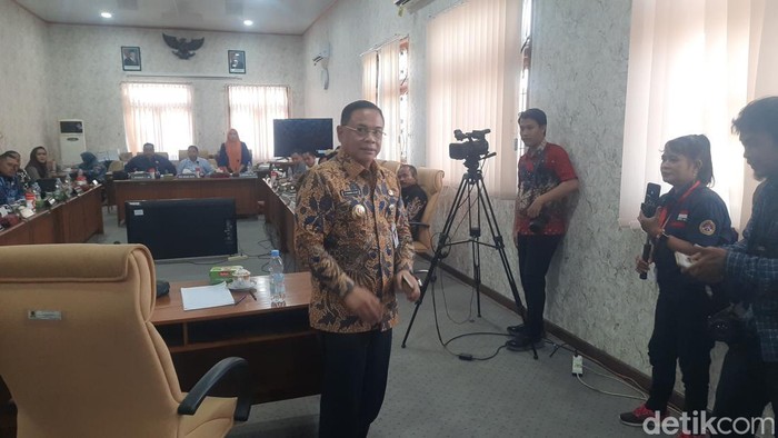 Bupati Pati Sudewo saat hadir dalam rapat pansus hak angket di DPRD Pati, Kamis (2/10/2025).