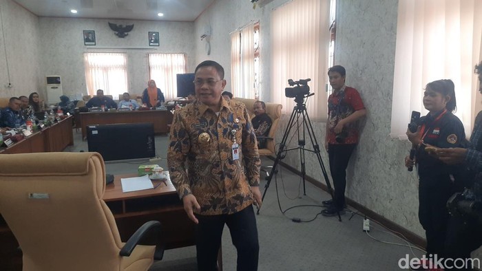 Bupati Pati Sudewo saat hadir dalam rapat pansus hak angket di DPRD Pati, Kamis (2/10/2025).