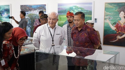 CEO Dorna Sport Carmelo Ezpeleta bersama Gubernur NTB Lalu Muhamad Iqbal meresmikan Museum Civilization Mandalika di Sirkuit Mandalika, Kamis (2/10/2025).