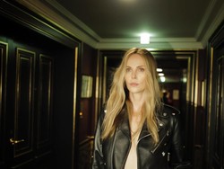 Foto: Charlize Theron Pakai Celana Pendek & Tanpa Atasan di Fashion Show Dior