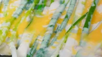 Pajeon juga hidangan Yoona dalam drama tersebut yang populer. Di Indonesia, pajeon menjadi terkenal dan banyak dibuat oleh kreator TikTok. Yoona memasak pajeon itu dengan campuran daun bawang dan irisan seafood segar. Foto: dok. TvN / Bon Appetit, Your Majesty