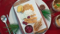 Schnitzel merupakan hidangan ayam yang dibalut tepung roti. Hidangan khas Austraia ini dibawa oleh Yoona SNSD ke era Joseon. Ia menyajikannya dengan saus tartas dan selai raspberry. Foto: dok. TvN / Bon Appetit, Your Majesty