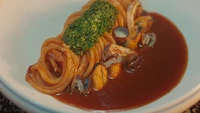Selain itu, Yoona juga memasak pasta dengan paduan saus doenjang yang gurih. Ia mencampurkannya dengan racikan bayam dan bawang putih, serta topping kerang. Hidangan ini membuat Raja sangat lahap menikmatinya. Foto: dok. TvN / Bon Appetit, Your Majesty