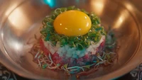 Hidangan Yukhoe yang saat ini terkenal di Korea Selatan juga tak ada di era Joseon. Pada drama Bon Appetit, Your Majesty, hidangan tersebut disuguhkan oleh Yoona. Hidangan baru itu berhasil membuat Raja Joseon yang diperankan oleh Lee Chae Min terpesona. Foto: dok. TvN / Bon Appetit, Your Majesty