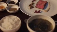 Karakter yang diperankan Yoona, dikisahkan datang dari masa depa. Ia memasak steak modern di era Joseon. Memadukan teknik sous vide yang berhasil mengempukkan daging dengan baik. Foto: dok. TvN / Bon Appetit, Your Majesty