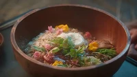 Sajian bibimbap dengan topping sayuran, telur rebus, dan jamur ini yang pertama kali ditampilkan dalam drama Bon Appetit, Your Majesty. Makanan ini sangat disukai raja karena sajiannya yang lezat. Foto: dok. TvN / Bon Appetit, Your Majesty
