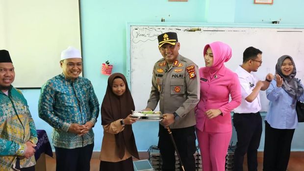 Dapur SPPG Polres Siak beroperasi dan distribusikan MBG ke ratusan siswa, Kamis (2/10/2025).