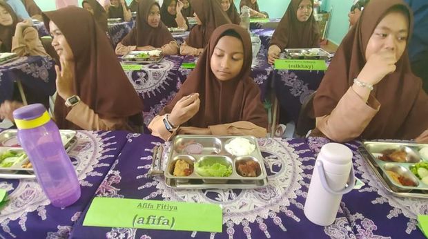 Dapur SPPG Polres Siak resmi beroperasi dan mendistribusikan MBG ke 348 siswa, Kamis (2/10/2025).