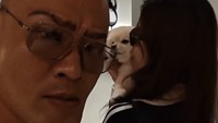 Sabrina langsung memeluk Chanel, anjing kesayangannya, daripada Deddy Corbuzier. Foto: dok instagram Deddy Corbuzier