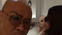 Dalam Instagram miliknya, Deddy Corbuzier, memperlihatkan menyambut istrinya, Sabrina Chairunnisa. Foto: dok instagram Deddy Corbuzier