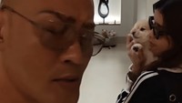 Tuh mama pulang tuh. Mama kamu tuh yang paling disayang. Paling dicari. Bukan saya yang dicari-cari. Tuh, gue mah gak dicari, kata Deddy Corbuzier sambil menggendong anjingnya, Chanel, dilihat detikcom, Jumat (3/10/2025). Foto: dok instagram Deddy Corbuzier