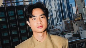 Devano Danendra berhasil menunjukkan popularitasnya di dunia entertainment bukan karena nama besar Iis Dahlia, ibundanya. Devano berhasil melahirkan karya sebagai musisi dan aktor. Pada 2025 ini, Devano membintangi film Perayaan Mati Rasa, Gowok: Kamasutra Jawa, dan Pangku. Dia sempat jadi sorotan saat menghadiri Busan International Film Festival (BIFF) 2025 di Korea. Foto: Instagram @ iamdevano