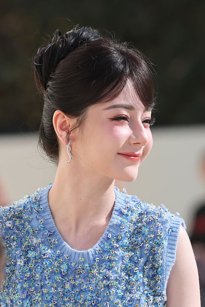 Dilraba Dilmurat menghadiri fashion show Dior di Paris Fashion Week 2025. Corbis via Getty Images/Stephane Cardinale