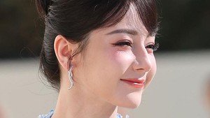 Dilraba Dilmurat lagi-lagi puncaki daftar! Gak heran sih, pesona boneka berjalan ini emang susah ditandingi. Foto: Corbis via Getty Images/Stephane Cardinale